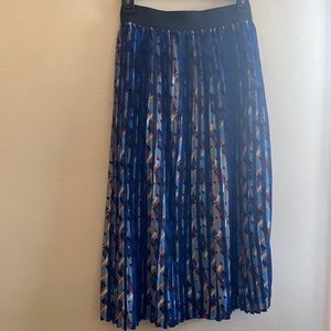 Brand new pleated T-length skirt